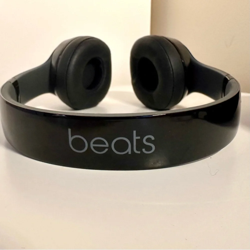 Beats by Dre Solo Wired or Wireless Over-Ear Headphones - Picture 4 of 9